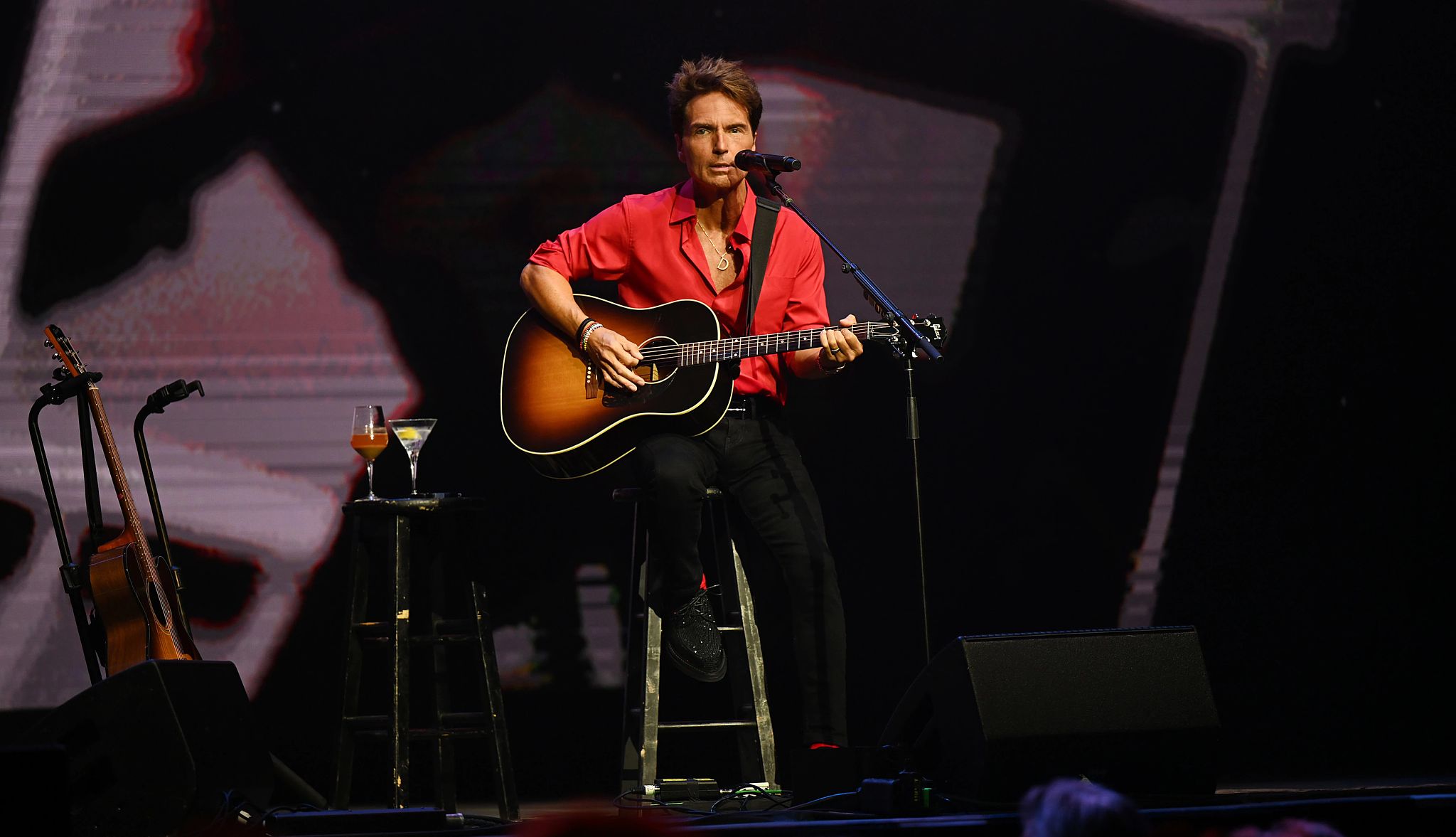A night of music, Richard Marx's voice The resonant tones of a guitar fill the air, accompanied by the soulful voice of Richard Marx