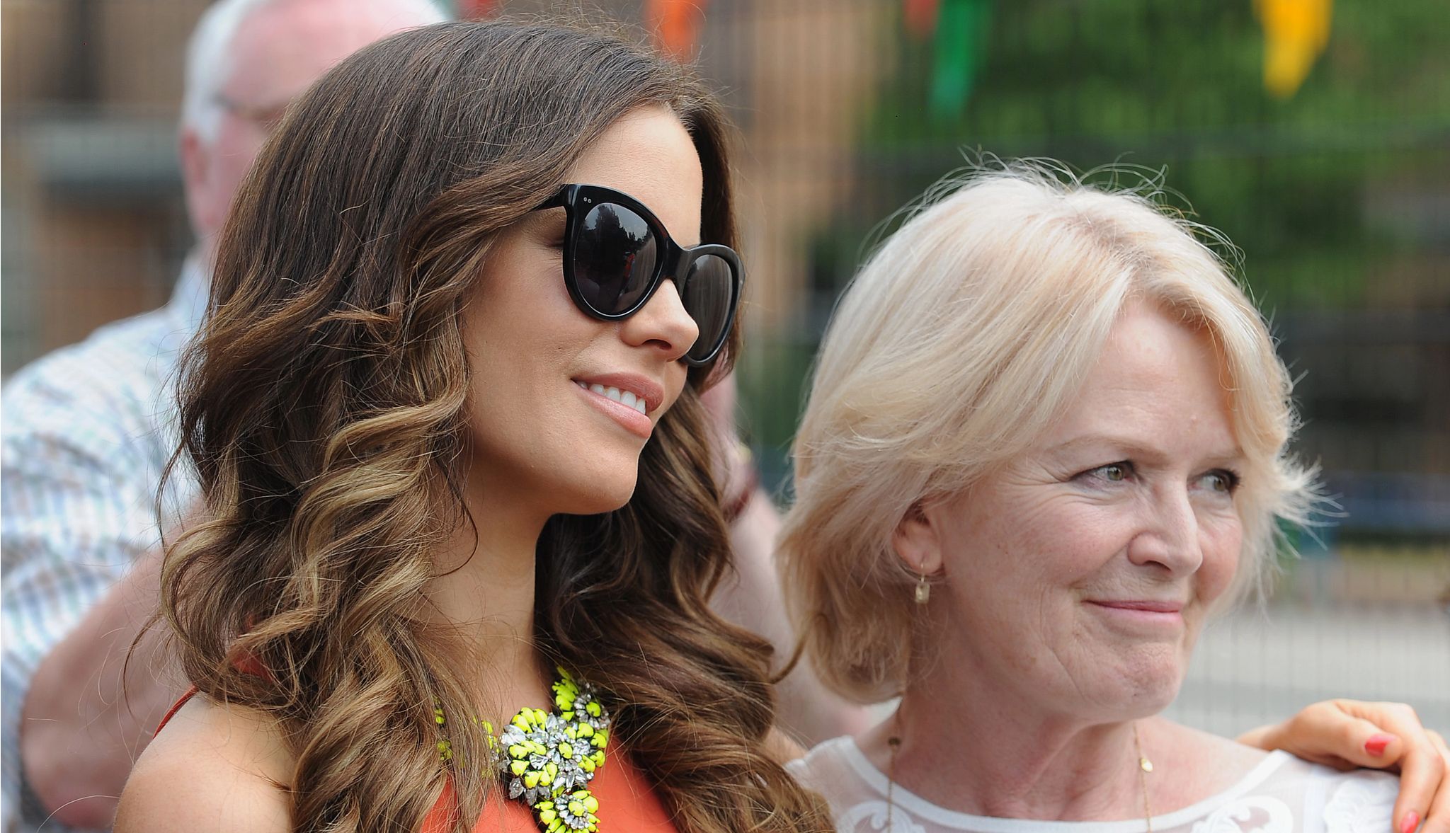 Kate Beckinsale Shares Grief Over Mother's Death kate beckinsale with her mother, judy lowe