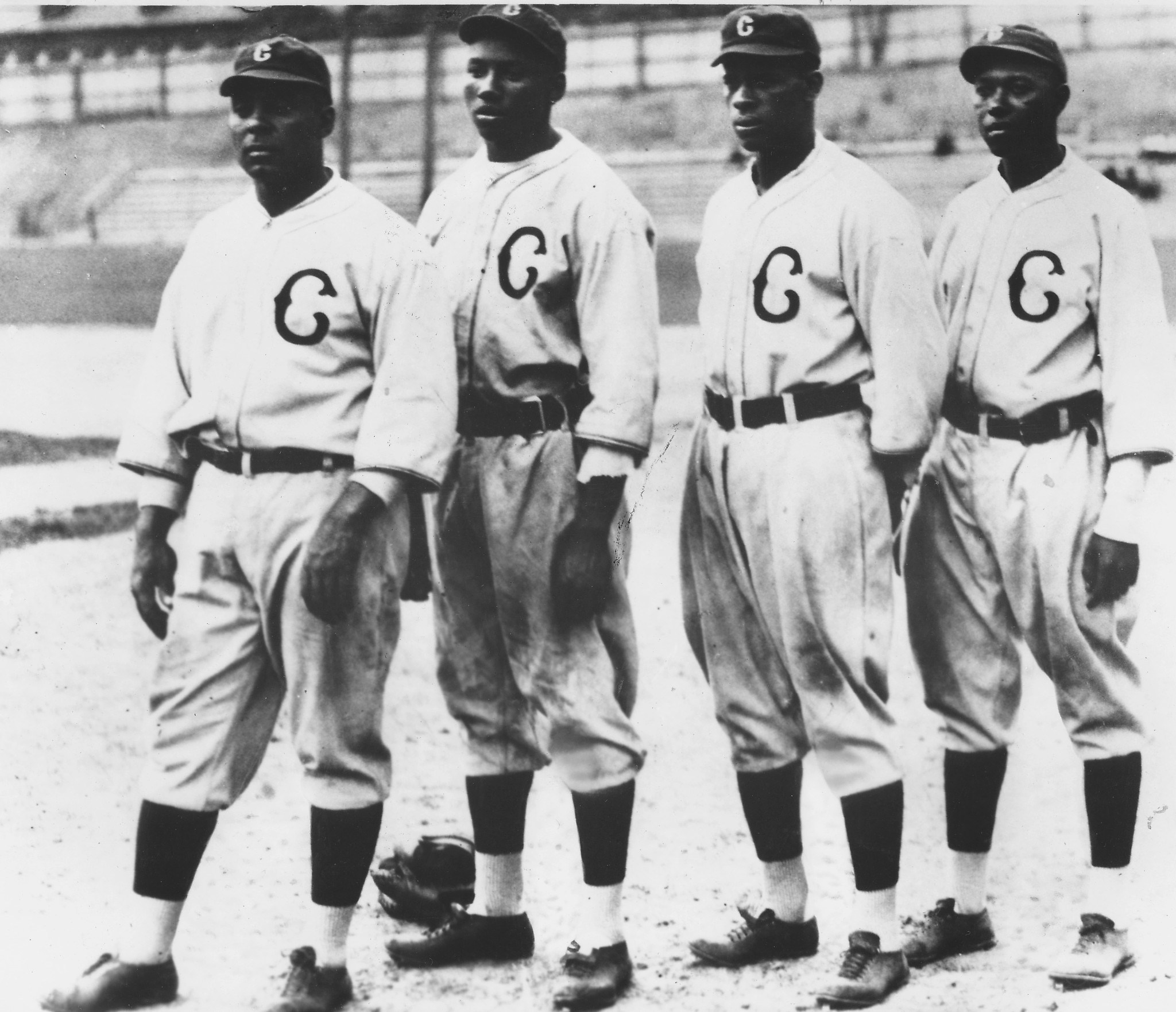 oscar charleston, josh gibson, ted page and william “judy” johnson pose for a photo in nineteen fourty.