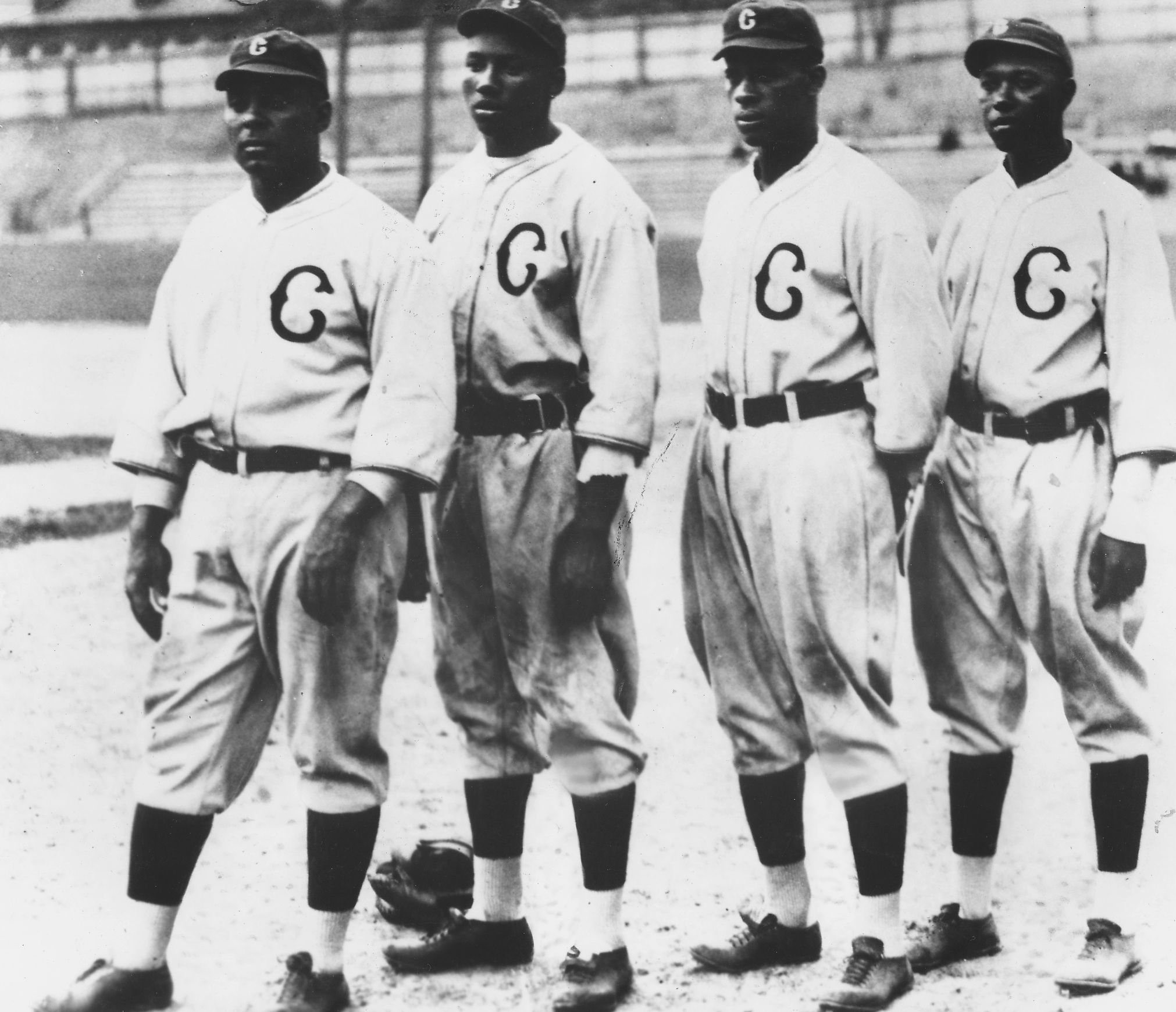 oscar charleston, josh gibson, ted page and william “judy” johnson pose for a photo in nineteen fourty.