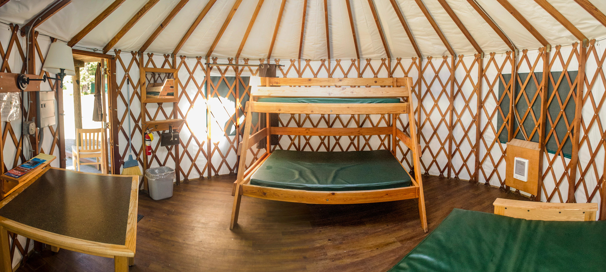 vista interior de una yurta en el Parque Estatal Fort Stevens.