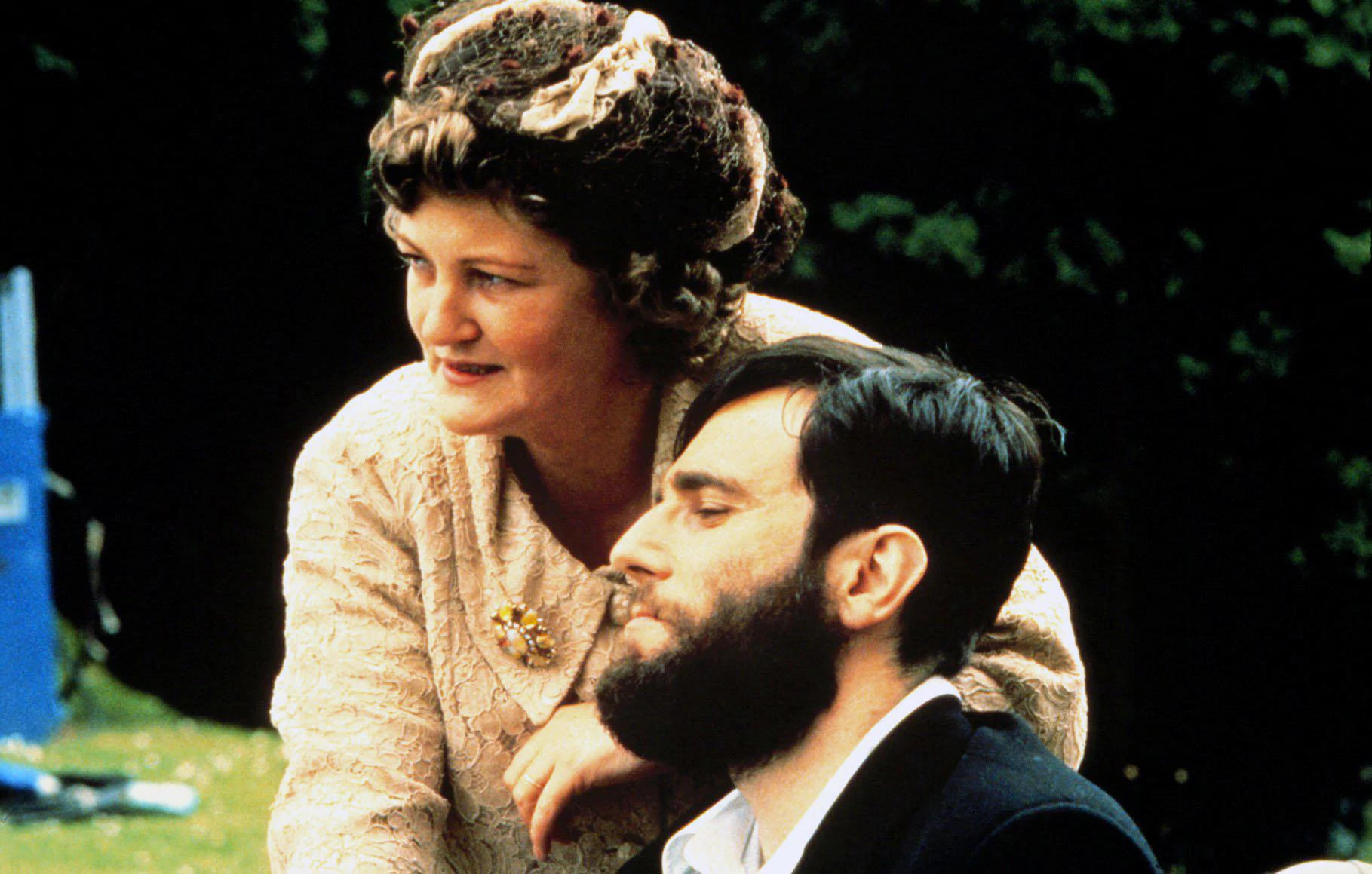 brenda fricker gets close to daniel day-lewis in a scene from my left foot