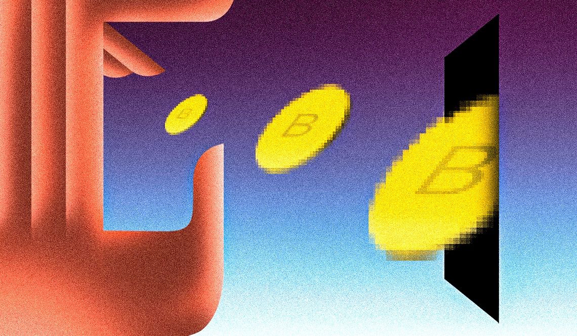 Una mano que deja caer fichas de bitcoin en una ranura