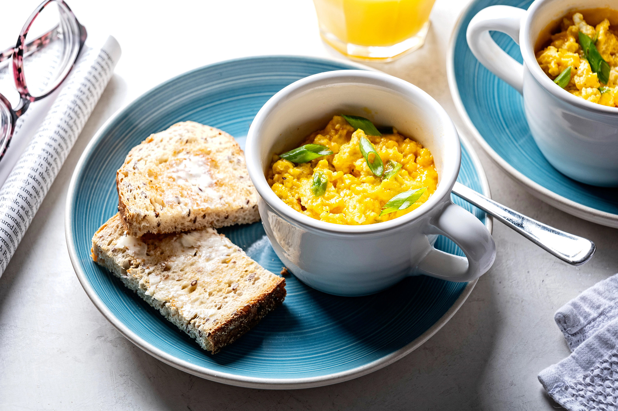 Huevos revueltos con queso y unas tostadas