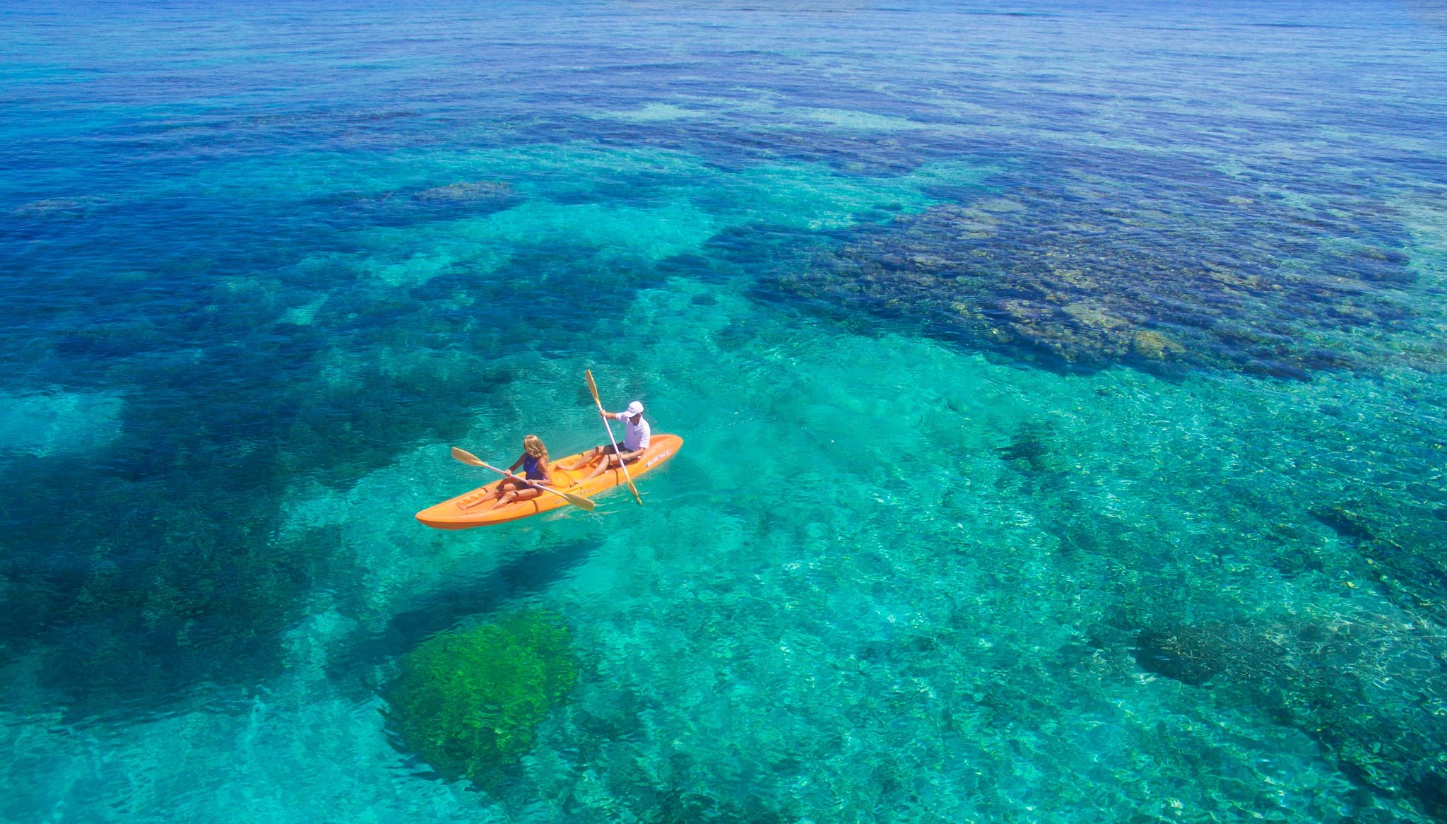 Kayakistas en las aguas turquesas de Fiyi
