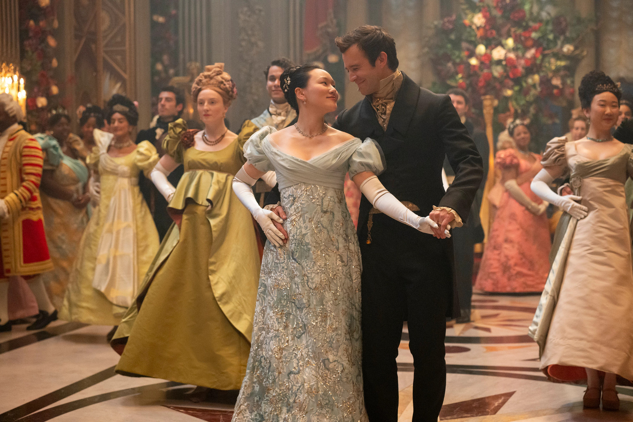 yerin ha and luke thompson in a scene from bridgerton