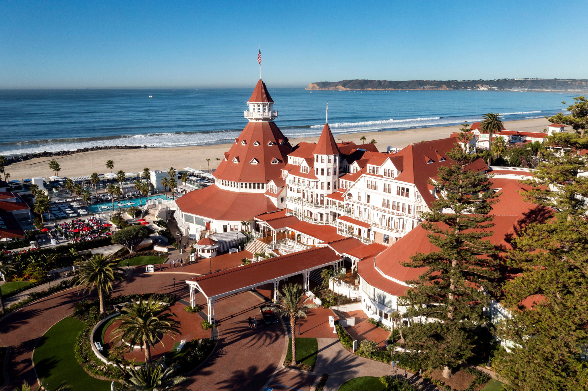 aerial view of the Hotel Del Coronado in San Diego and the beach in the background