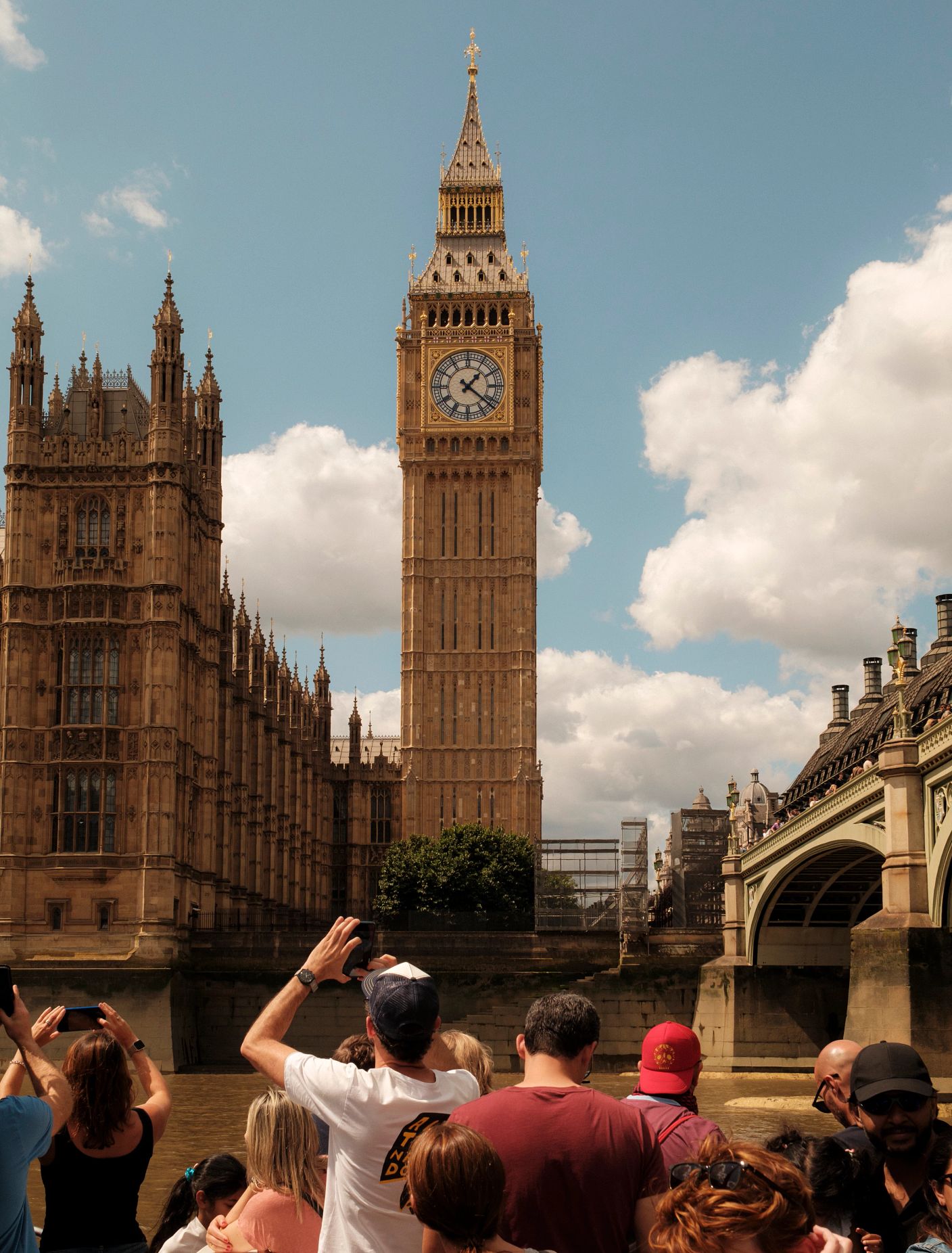 Foto de un grupo de turistas ante el reloj Big Ben en Londres.